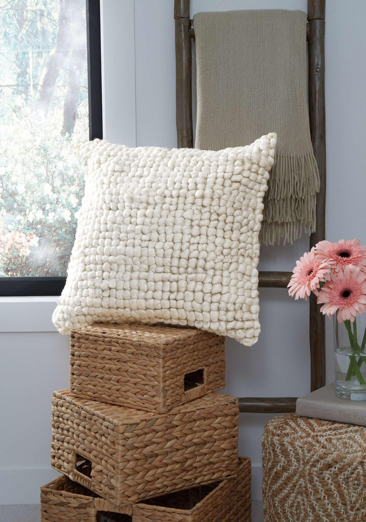 ASHLEY FURNITURE A1000956 Aavie Pillow set of 4