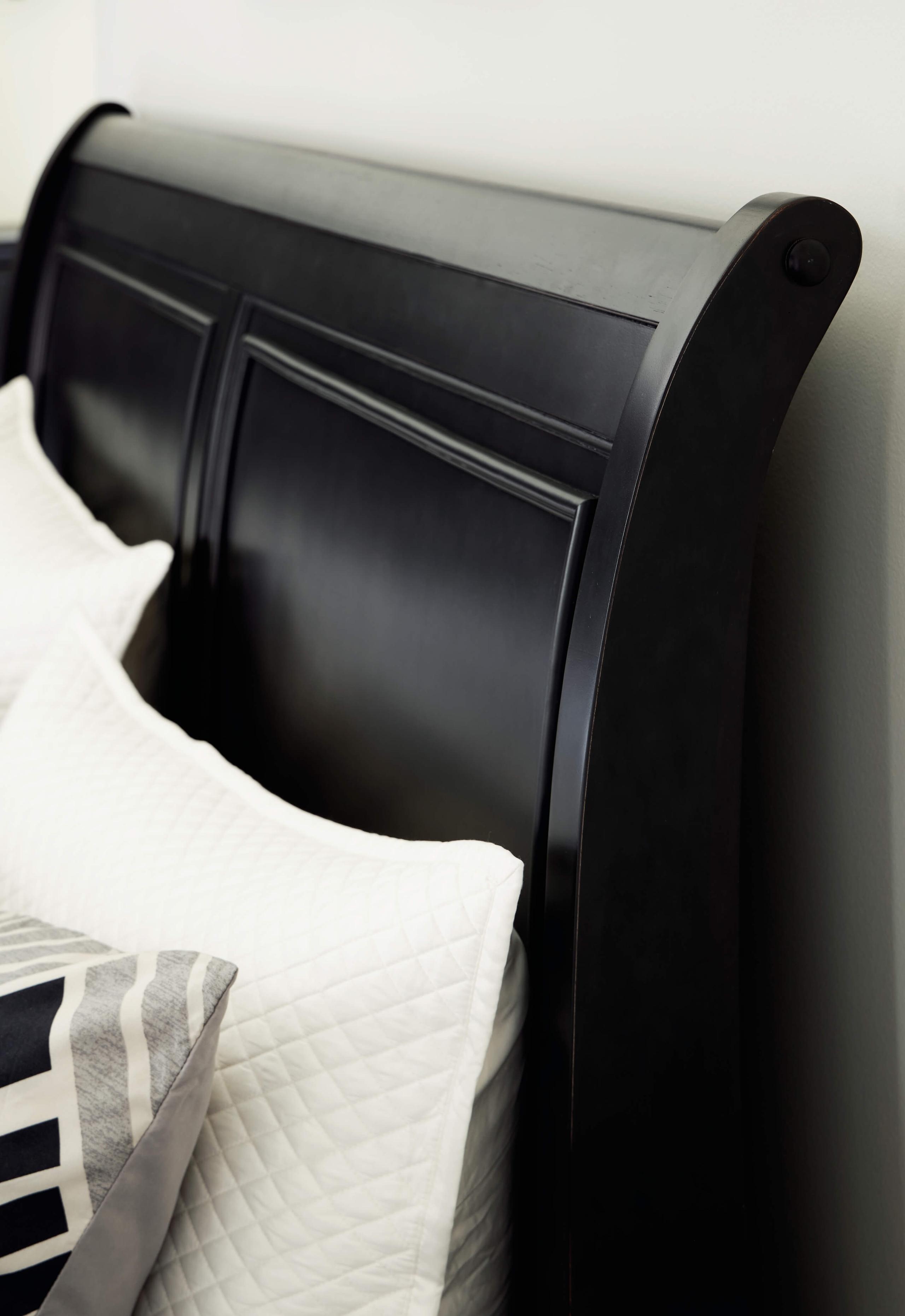 ASHLEY FURNITURE B739B2 Chylanta Queen Sleigh Bed