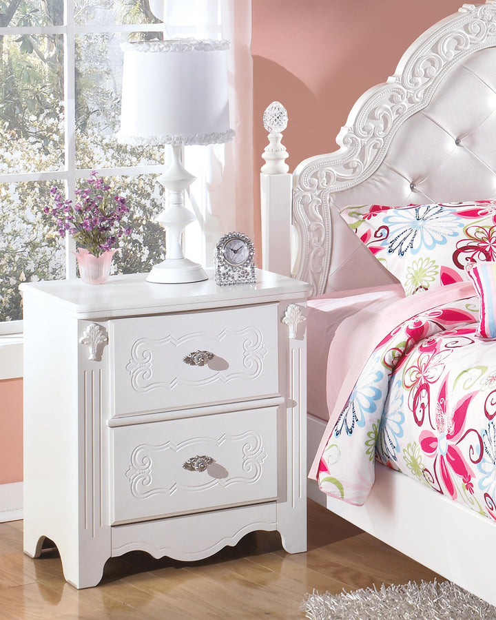 ASHLEY FURNITURE PKG002944 Full Poster Bed With Mirrored Dresser, Chest and Nightstand