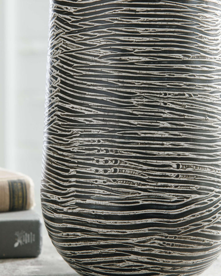 ASHLEY FURNITURE A2000515 Fynn Vase