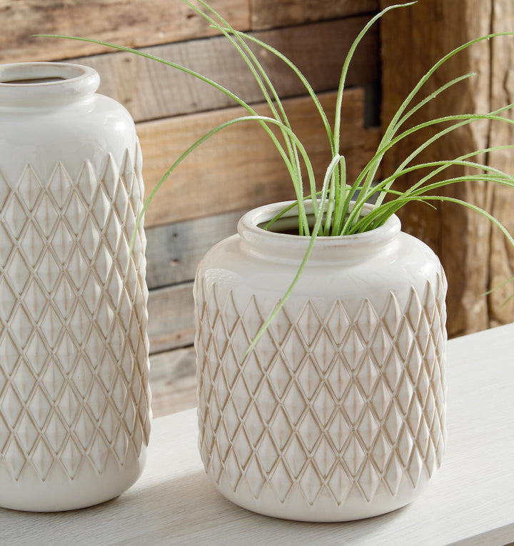 ASHLEY FURNITURE A2000440 Edwinna Vase set of 2